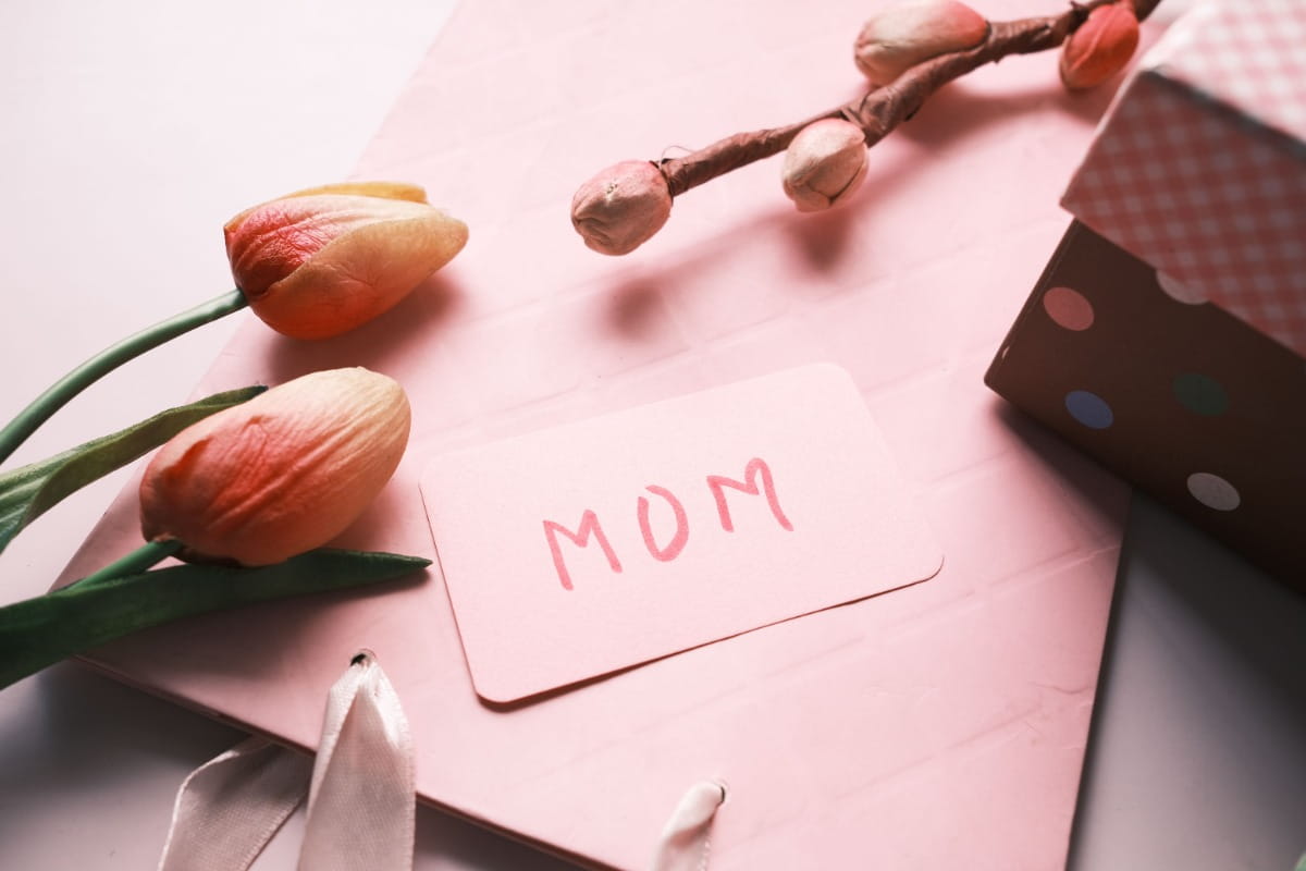 A pink gift card with mom sign on it